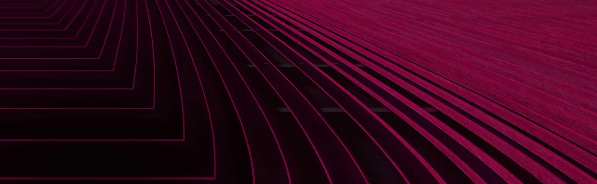 Abstrakti kuva, jossa tumman magentanpunaiset viivat kaartuvat ja lähenevät vasemmalta alhaalta oikealle ylävasemmalle luoden dynaamisen, geometrisen kuvion tummalla taustalla.