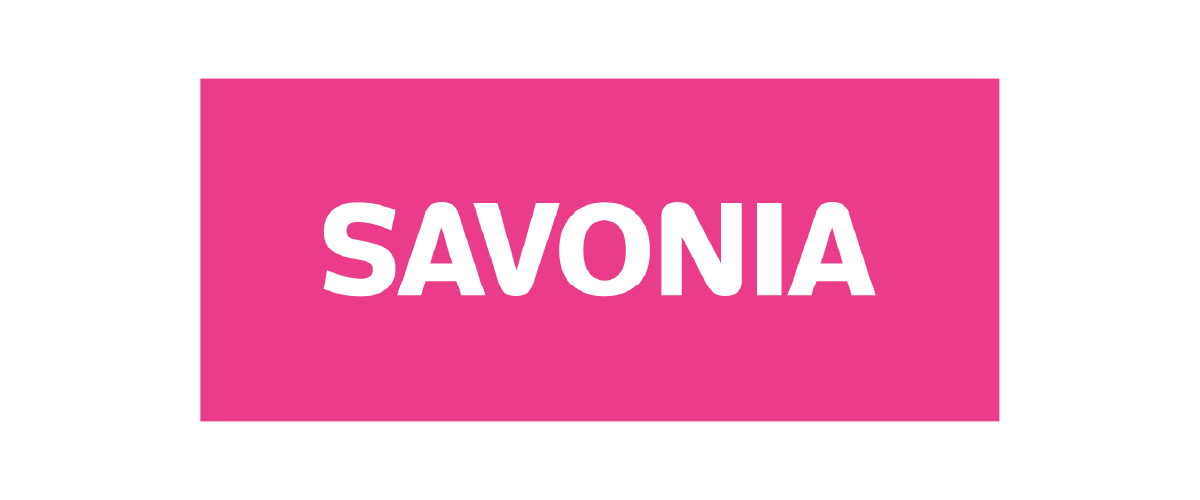 Sana SAVONIA, joka on kirjoitettu lihavoiduilla valkoisilla isoilla kirjaimilla, on keskitetty kirkkaan vaaleanpunaiselle suorakulmaiselle taustalle.